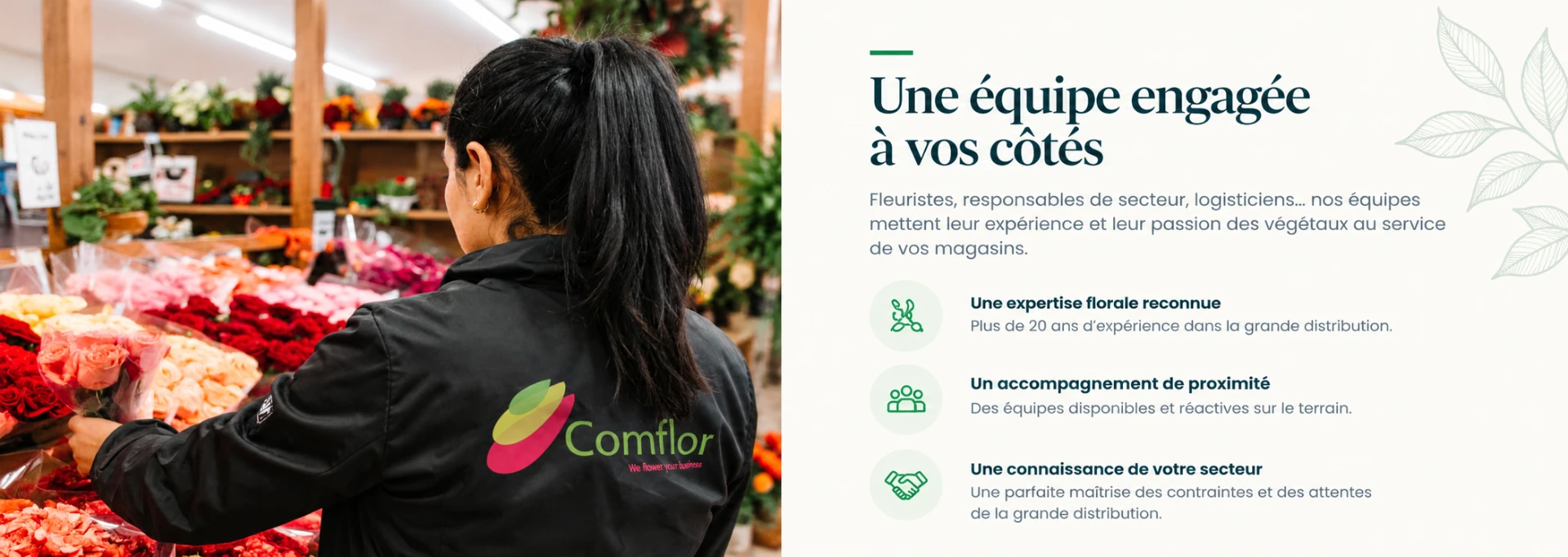 Une équipe engagée à vos côtés : une collaboratrice Comflor prépare un rayon fleurs